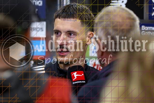 Bayer 04 Leverkusen vs Eintracht Frankfurt - Bundesliga  | Leverkusen, Deutschland, 12.09.25:   Robin Koch (Eintracht Frankfurt) im Interview waehrend des Spiels der Bundesliga zwischen  Bayer 04 Leverkusen vs Eintracht Frankfurt in der BayArena(Foto von Brauer-Fotoagentur / Adrian Schlueter)