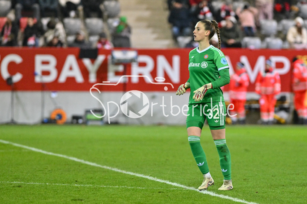 FC Bayern München Frauen - Juventus Turin Frauen | im Bild Ena MAHMUTOVIC (FC Bayern München Frauen #32) / Freisteller / Einzelfoto / Womens Champions League: FC Bayern Frauen - Juventus FC, FC Bayern Campus am 12.12.2024