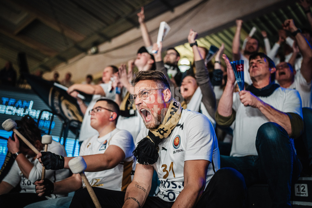 Basketball | Männer | Saison 2024/2025 | easyCredit Basketball Bundesliga | 14. Spieltag | Veolia Towers Hamburg vs. Basketball Löwen Braunschweig | 30.12.2024 | Jubel bei den Fans aus Braunschweig