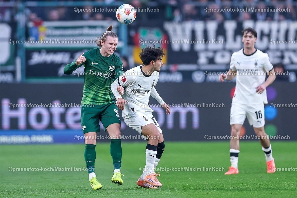 BMG13122502036 | 13.12.2025, Fußball, Borussia Mönchengladbach - VfL Wolfsburg, 1. Fußball Bundesliga, 14.Spieltag, Borussia-Park, Saison 2025 2026: Patrick Wimmer&nbsp;(VfL Wolfsburg #39) im Zweikampf gegen  Jens Castrop&nbsp;(Borussia Mönchengladbach #17) neben  Philipp Sander&nbsp;(Borussia Mönchengladbach #16)   DFB regulations prohibit any use of photographs as image sequences and or quasi-video.