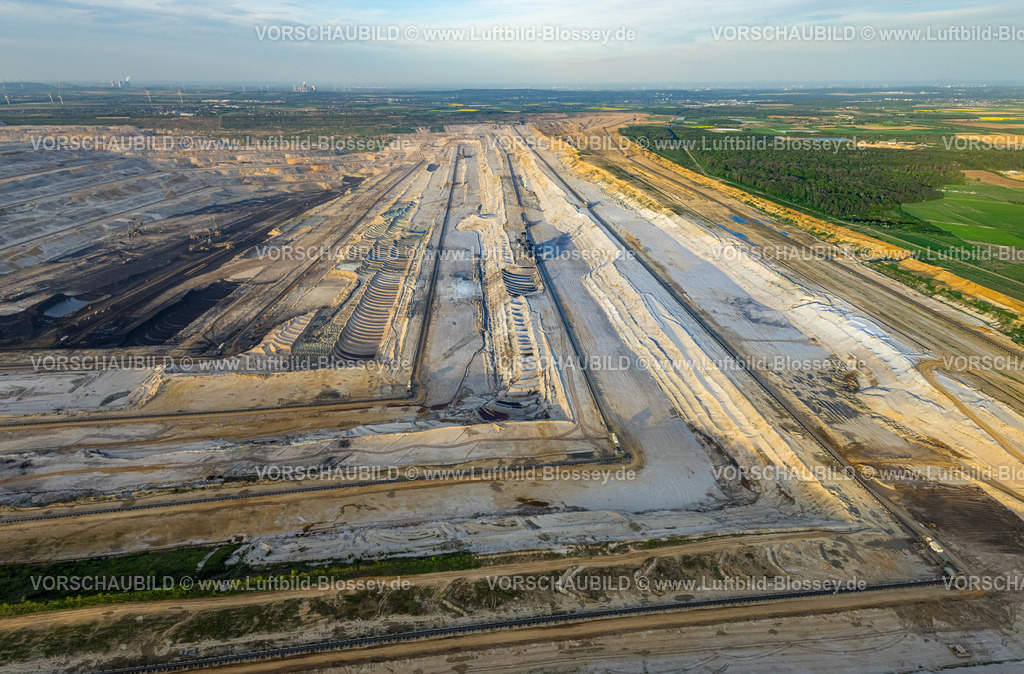Niederziers240403702BraunkohleTagebauHambacherForst | Luftbild, BraunkohleTagebau Hambacher Forst, Braunkohlengewinnung Rheinisches Revier, Natur Raubbau, Schaufelradbagger, Fernsicht, Ellen, Niederzier, Rheinland, Nordrhein-Westfalen, Deutschland