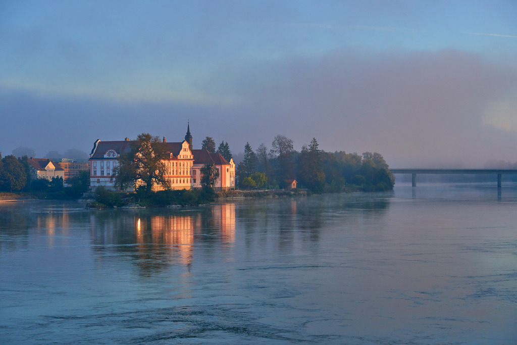 Schloss Neuhaus am Inn | Neuhaus, Deutschland - September 25, 2016: Schloss Neuhaus am Inn. - Realisiert mit Pictrs.com