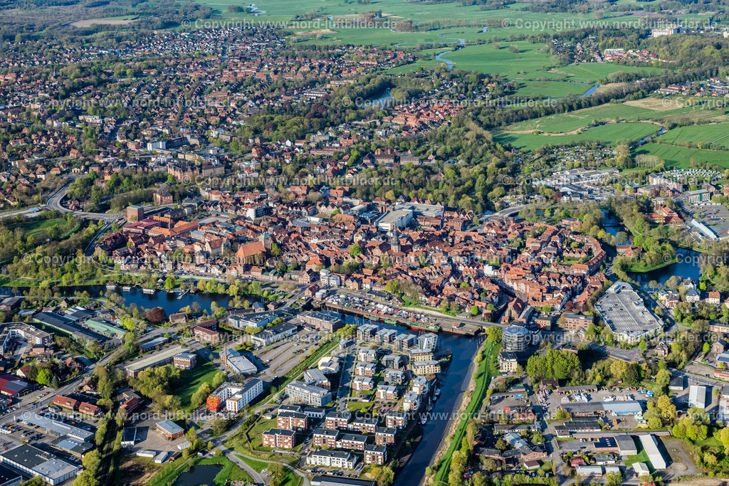 Stade_Altstadt_ELS_4453010523 | STADE 01.05.2023 Stadtzentrum im Innenstadtbereich mit Stadthafen und Hafencity in Stade im Bundesland Niedersachsen, Deutschland. // City center in the inner city area with the city harbor and Hafencity in Stade in the state of Lower Saxony, Germany. Foto: Martin Elsen