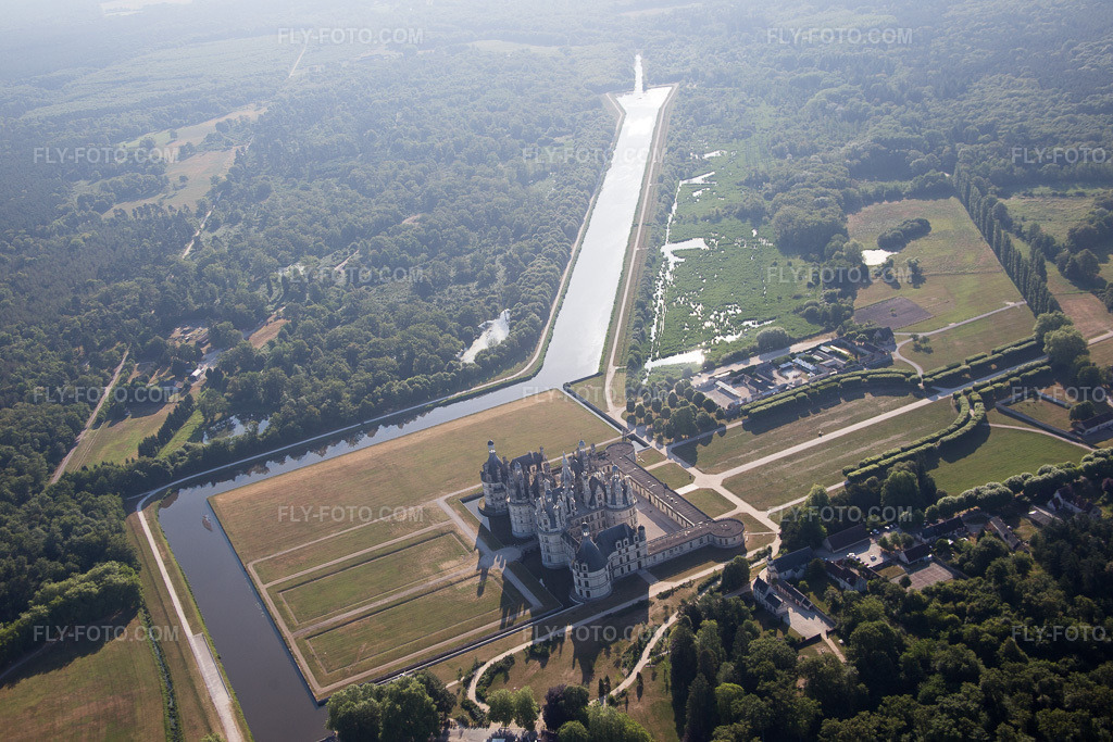 Aerial view: View of the town in Chambord in the state Loir et Cher, France. – Photo: IMG_082158.jpg taken on 06/20/2015 by Werner Riehm/FLY-FOTO.com – Resolution of the original: 5472 x 3648 px