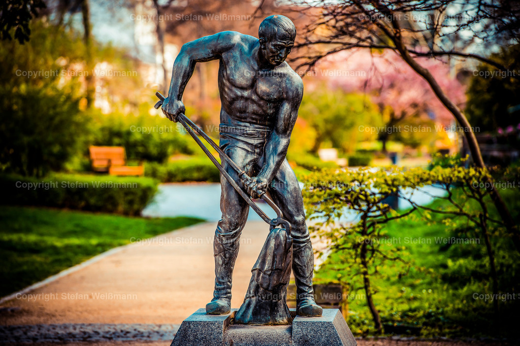 2.000 Jahre Wormser Stadtgeschichte | Im Grüngürtel von Worms erinnert dieses Denkmal an die vielen ehemaligen Leder Arbeiter in Worms - Realisiert mit Pictrs.com