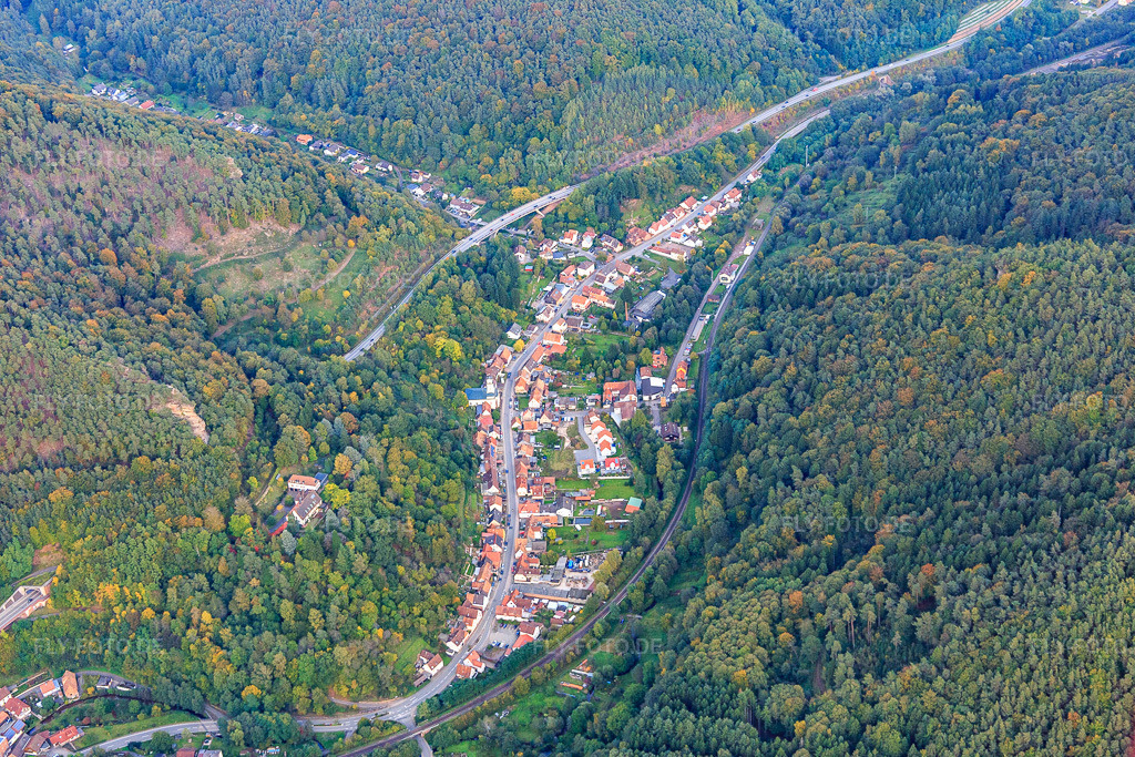 Luftbild: Ortsansicht im Queichtal unter der B10 aus Westen in Rinnthal im Bundesland Rheinland-Pfalz in Deutschland. Foto: IMG_103800.jpg vom 01.10.2017 durch Werner Riehm/FLY-FOTO.de