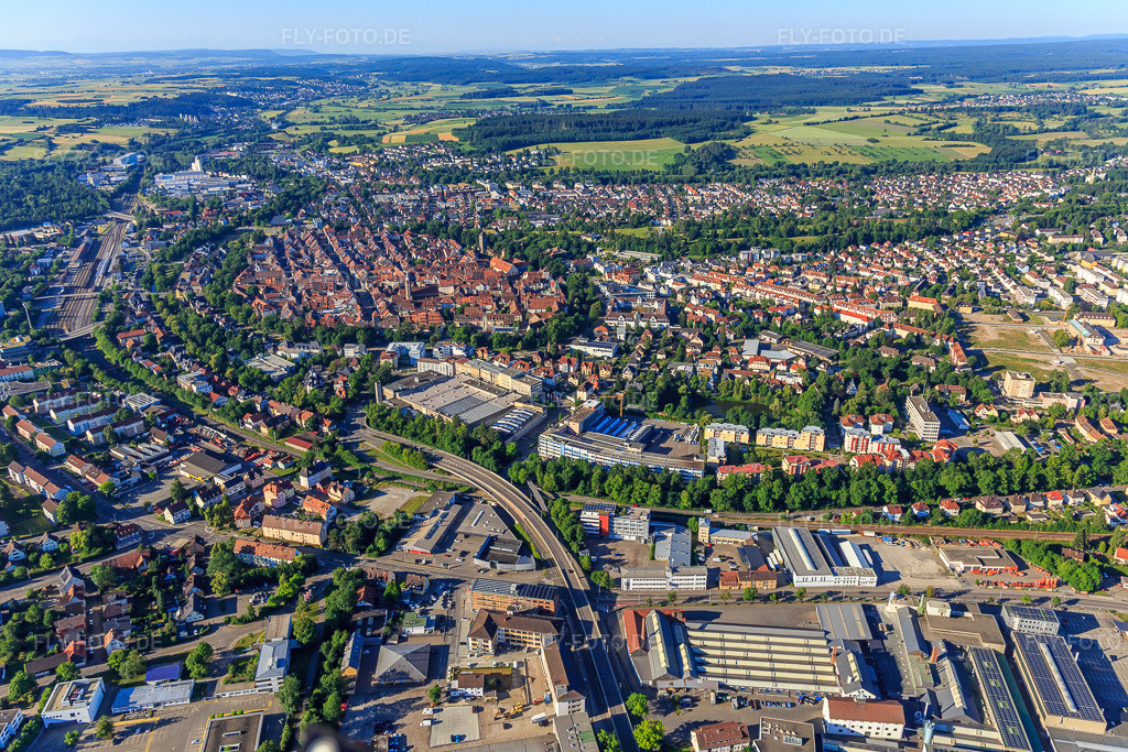 Luftbild: Stadtübersicht aus Norden im Ortsteil Villingen in Villingen-Schwenningen im Bundesland Baden-Württemberg in Deutschland. Foto: IMG_149226.jpg vom 29.06.2025 durch Werner Riehm/FLY-FOTO.de