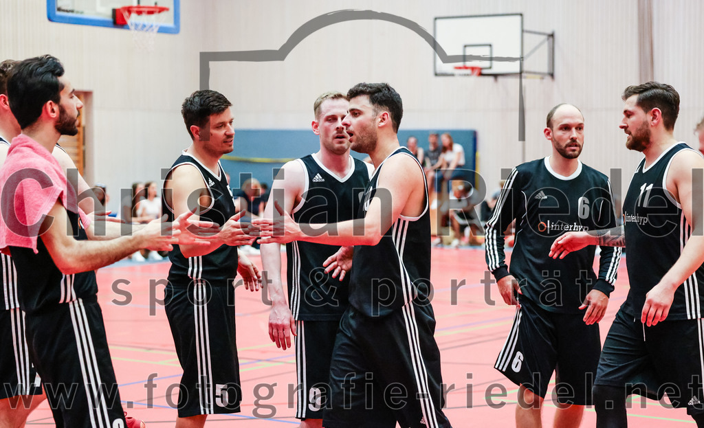 2022-05-15_092_SpVgg_Altenerding_gegen_TSV_Muenchen-Forstenried | Erding, Deutschland, 15.05.2022:
Basketball, Bezirksliga 2021 / 2022, Play-Offs, SpVgg Altenerding gegen TSV München-Forstenried, Endergebnis: 55:57

Tarek Lamar (TSV München-Forstenried, #10), Florian Wißmeier (TSV München-Forstenried, #6), Alexej Simon (TSV München-Forstenried, #11)

Foto: Christian Riedel / fotografie-riedel.net