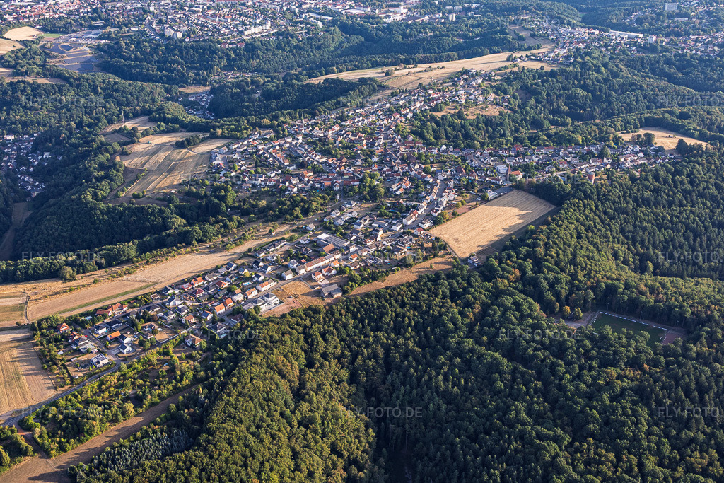 Luftbild: Ortsansicht aus Süden im Ortsteil Erlenbrunn in Pirmasens im Bundesland Rheinland-Pfalz in Deutschland. – Foto: IMG_158691.jpg vom 15.08.2026 durch Werner Riehm/FLY-FOTO.de – Auflösung des Originals: 5845 x 3897 px