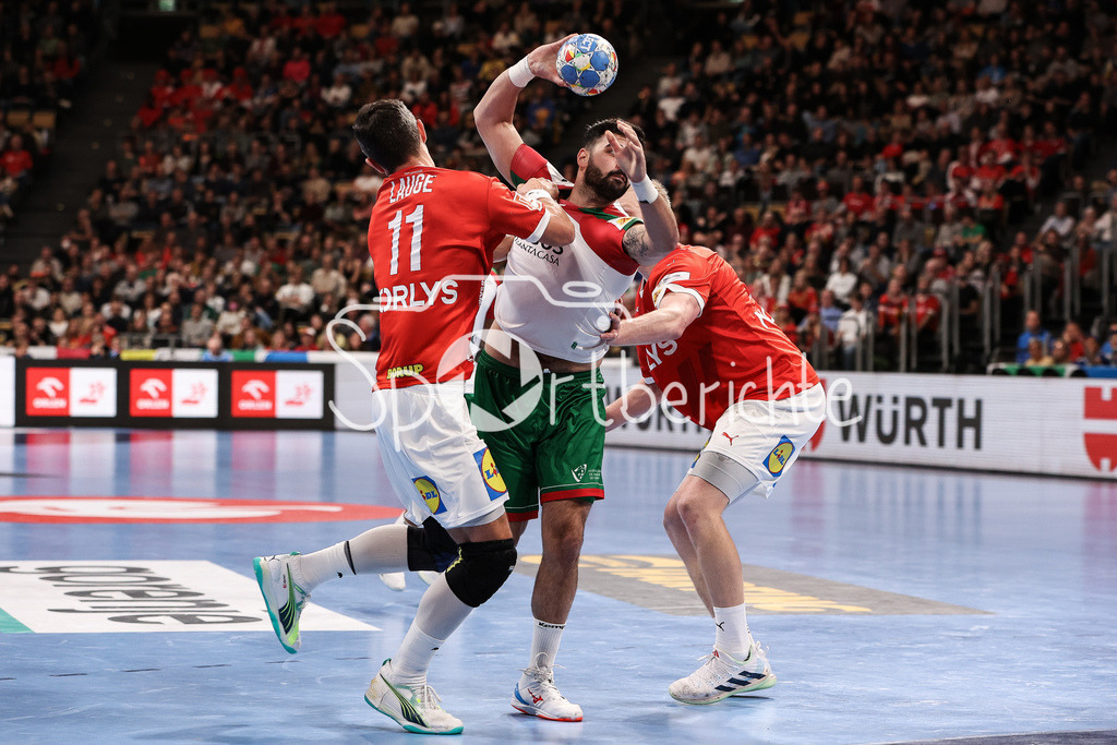 Dänemark - Portugal | v. l. Rasmus LAUGE SCHMIDT (DEN #11), Martim COSTA (POR #79) und Magnus Saugstrup JENSEN (DEN #15) im Duell / Zweikampf