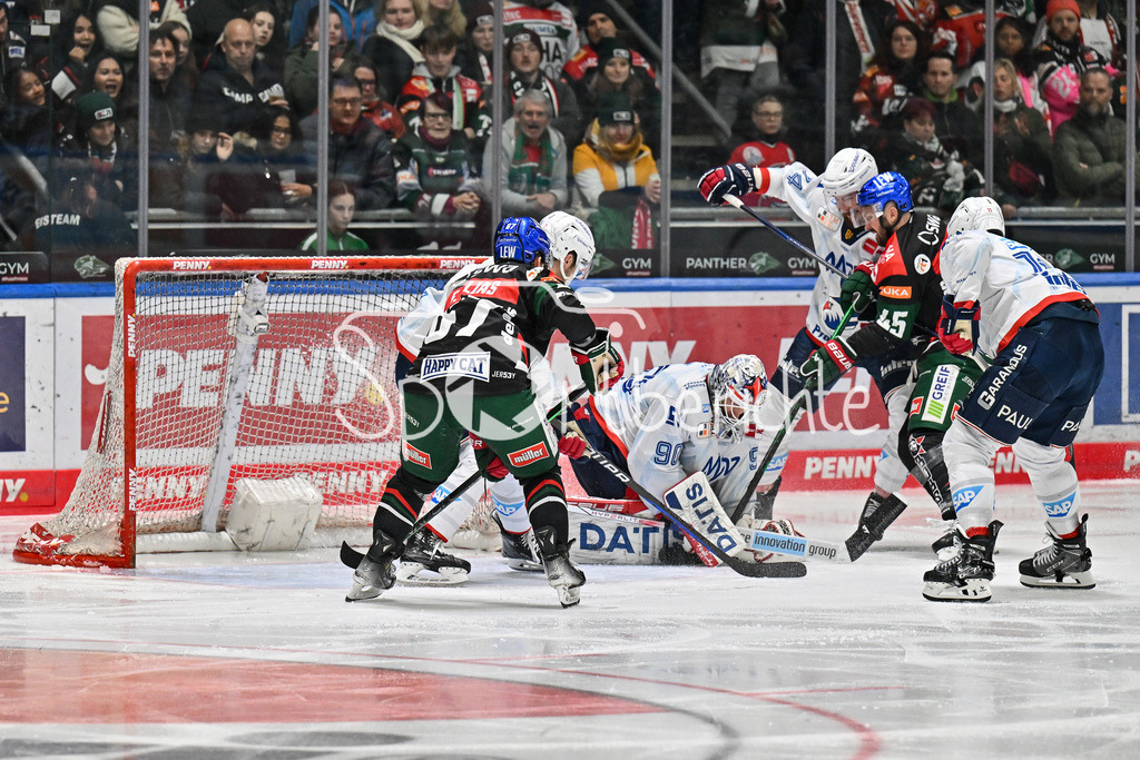 Augsburger Panther - Adler Mannheim | Felix BRUECKMANN (Adler Mannheim 90) kann hier gegen Jason BAST (Augsburger Panther #45) ein Gegentor verhindern / DEL: Augsburger Panther - Adler Mannheim, Curt Frenzel Stadion am 26.12.2024