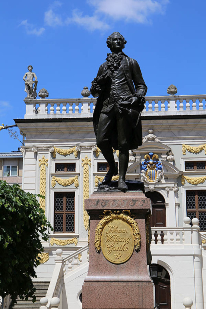 Bildlexikon Leipzig - Goethe-Denkmal | Das Team hinter BILDLEXIKON LEIPZIG bündelt historische wie aktuelle Informationen über die Stadt Leipzig in Text und Bild auf einer Plattform und stellt diese der interessierten Öffentlichkeit zur Verfügung.