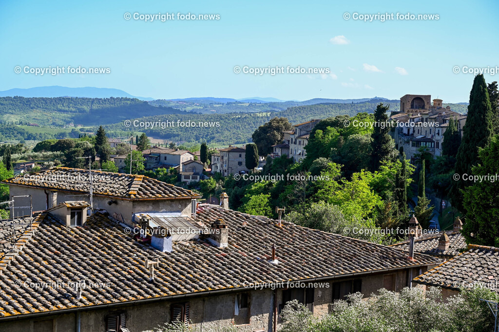Italien_ Toskana_ San Gimignano_ 31.05.2024-205 | 31.05.2024, Italien, ITA, Toskana, San Gimignano im Bild Stadtansichten Gebäude, Architektur, Touristen, Historisch, Souvenir, Ansichten der berühmten Stadt San Gimignano in der Toskana-Italien - View of the famous town San Gimignano in Tuscany-ItalySan Gimignano ist eine italienische Kleinstadt in der Toskana mit einem mittelalterlichen Stadtkern. San Gimignano wird auch die Stadt der Türme genannt. Die Stadt liegt in der Provinz Siena. Sie gehört neben Florenz, Siena und Pisa zu den von Touristen meist besuchten Zielen in der Toskana.