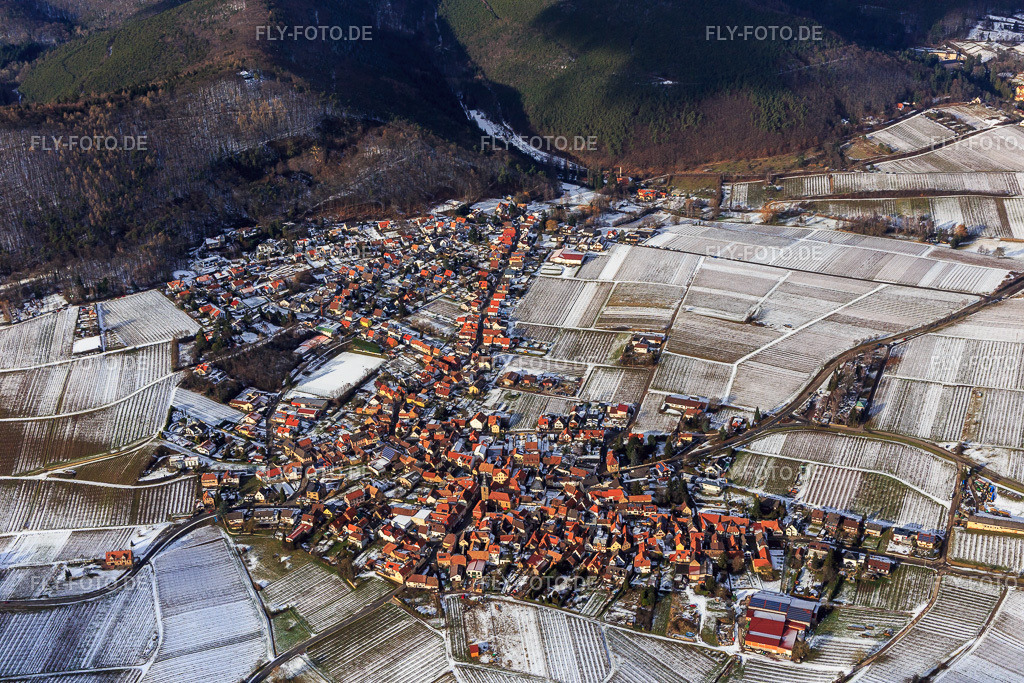 Winzerdorfansicht am Haardtrand im Winter zwischen verschneiten Weinbergen aus Süden | Luftbild: Winzerdorfansicht am Haardtrand im Winter zwischen verschneiten Weinbergen aus Süden in Frankweiler im Bundesland Rheinland-Pfalz in Deutschland. Foto: IMG_096215.jpg vom 15.01.2017 durch Werner Riehm/FLY-FOTO.de - Realisiert mit Pictrs.com