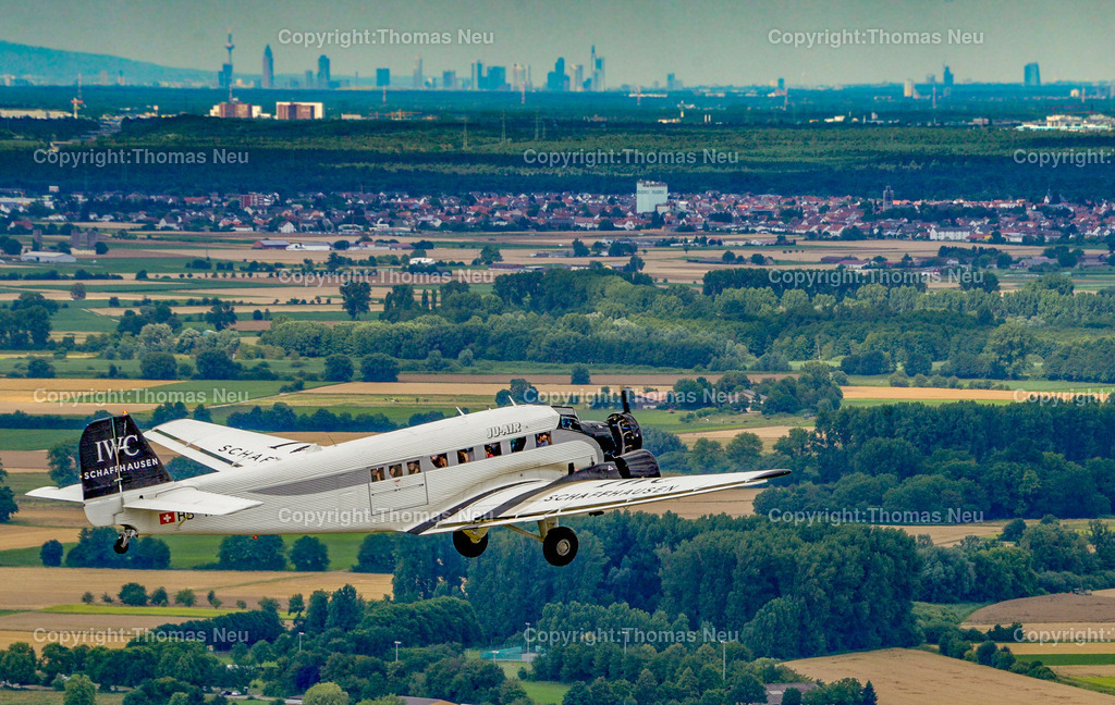 DSC_3975 | Bensheim,Flugtag, Fotograf Thomas Neu fotografierte die Ju 52 aus einem Hubschrauber, im Hintergrund die Frankfurter skyline, , Bild. Thomas Neu