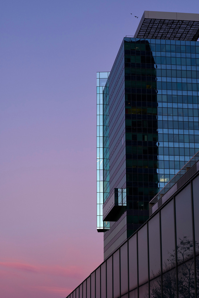 Saturn Tower im Abendlicht | Wien, Austria - November 23, 2021: Saturn Tower im Abendlicht. - Realisiert mit Pictrs.com