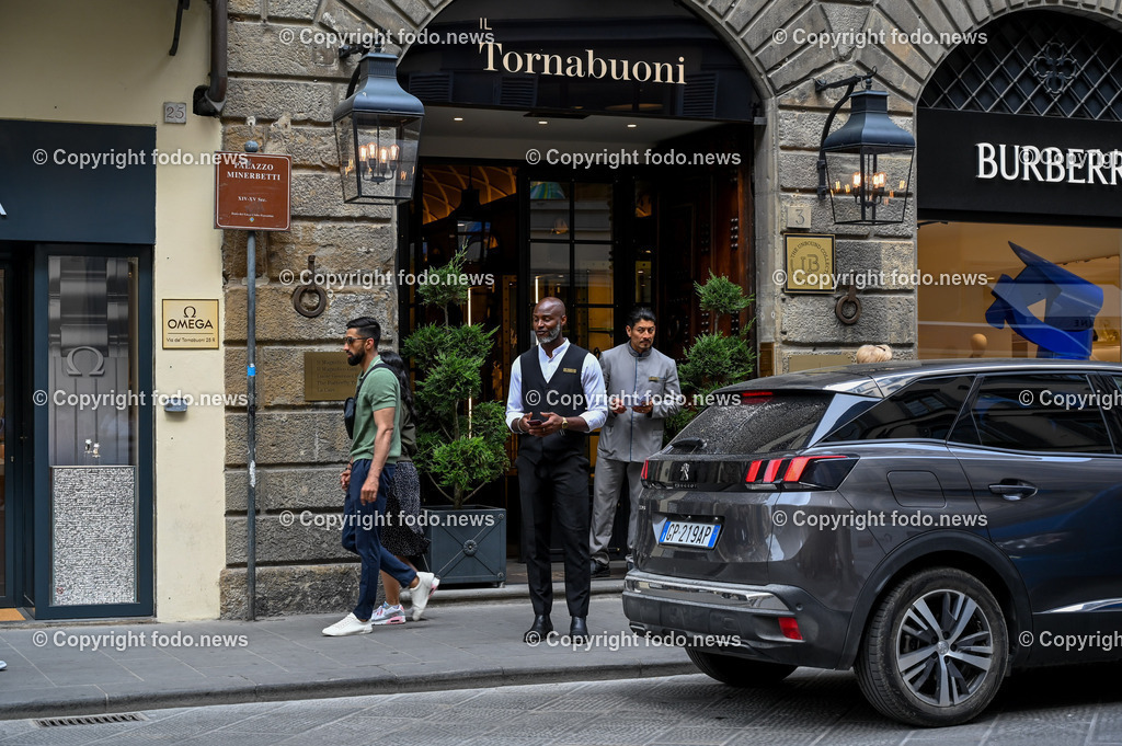 Italien_ Toscana_ Florenz_ 30.05.2024-342 | 30.05.2024, Italien, ITA, Toskana, Florenz im Bild Stadtansichten, Gebäude, Architektur, Touristen, Historisch, Souvenir, Altstadt, Museum, Statuen, Skulpturen, Piazza della Signoria, Statue David, Palazzo Vecchio, Neptunbrunnen, Piazza della Repubblica, Ponte Vecchio, Brücke, Uffizien, Kathedrale Santa Maria del Fiore, Arno, Fluß


Florenz, Firenze, ist eine italienische Großstadt. Nach Einwohnern ist sie die achtgrößte Stadt Italiens. Florenz ist die Hauptstadt sowie größte Stadt der Region Toskana und der Metropolitanstadt Florenz, in der etwa eine Million Menschen leben. Florenz ist für seine Geschichte berühmt. Leonardo da Vinci verbrachte große Teile seiner Jugend in Florenz, Michelangelo fand Unterschlupf in der Kirche der Medici, Galileo Galilei wohnte als Hofmathematiker in den Palästen der Medici. Von 1865 bis 1871 war die Stadt die Hauptstadt des neu gegründeten Königreichs Italien. Das historische Zentrum von Florenz zieht Jahr für Jahr Millionen von Touristen an. Die historische Innenstadt wurde von der UNESCO im Jahre 1982 zum Weltkulturerbe erklärt. 
Quelle: Wikipedia
