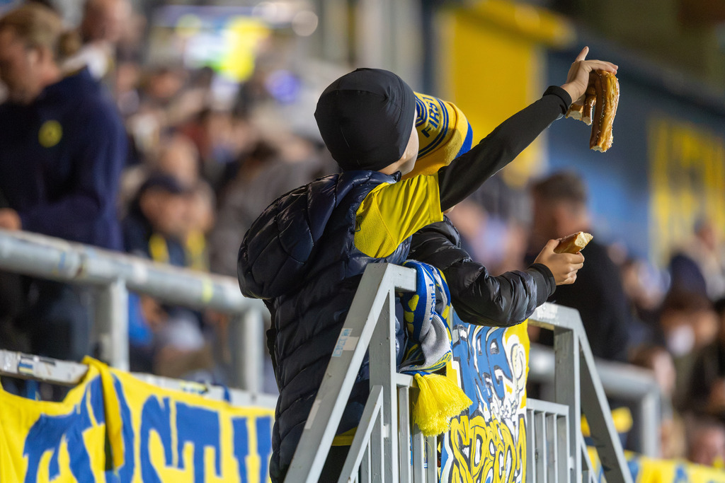 Impressionen der Naturarena Hohe Warte beim Heimspiel des First Vienna FC 1984 gegen SKN St. Pölten | Impressionen der Naturarena Hohe Warte beim Heimspiel des First Vienna FC 1984 gegen SKN St. Pölten / Zwei junge Vienna-Fans warten gespannt auf den Anpfiff - Realisiert mit Pictrs.com