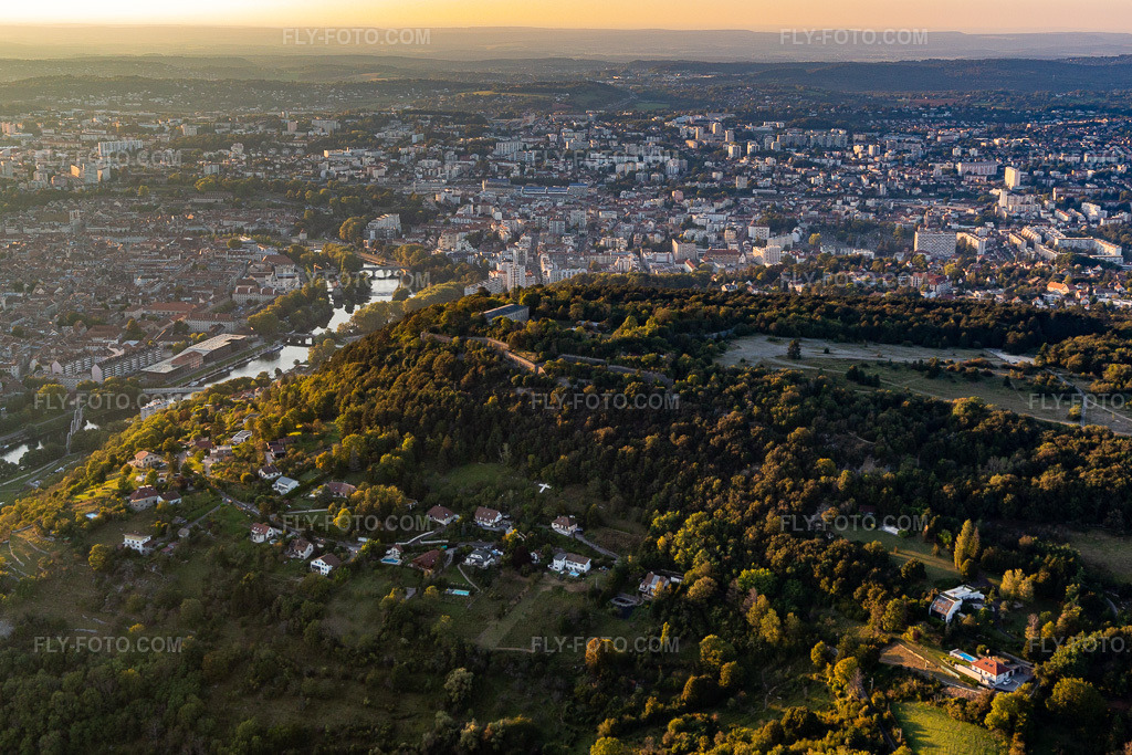 Aerial view: Fort de Bregille and Grand Desert in the district Brégille in Besançon in the state Doubles, France. – Photo: IMG_129653.jpg taken on 09/23/2021 by Werner Riehm/FLY-FOTO.com – Resolution of the original: 5232 x 3488 px