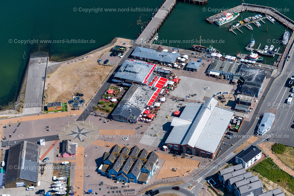 Sylt_List_Hafen_ELS_9034130822 | LIST 13.08.2022 Hafenanlagen am Ufer des Hafenbeckens in List auf der Insel Sylt im Bundesland Schleswig-Holstein, Deutschland. // Port facilities on the shores of the harbor of in List on Island Sylt in the state Schleswig-Holstein, Germany. Foto: Martin Elsen