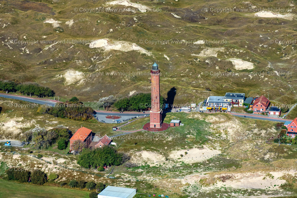 Norderney_Leuchtturm_ELS_5509091022 | NORDERNEY 09.10.2022 Leuchtturm in der Dünenlandschaft der Insel Norderney im Bundesland Niedersachsen. // Illuminated tower in the dunes of the island of Norderney in Lower Saxony. Foto: Martin Elsen