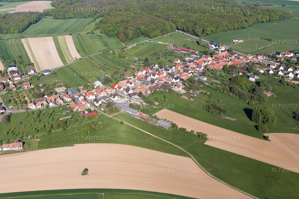 Vue aérienne: Vue de la ville à Eschbach dans le département Bas Rhin, France. Photo: IMG_099380.jpg prise le 30/04/2017 par Werner Riehm/FLY-FOTO.eu – Résolution de l'original: 5472 x 3648 px