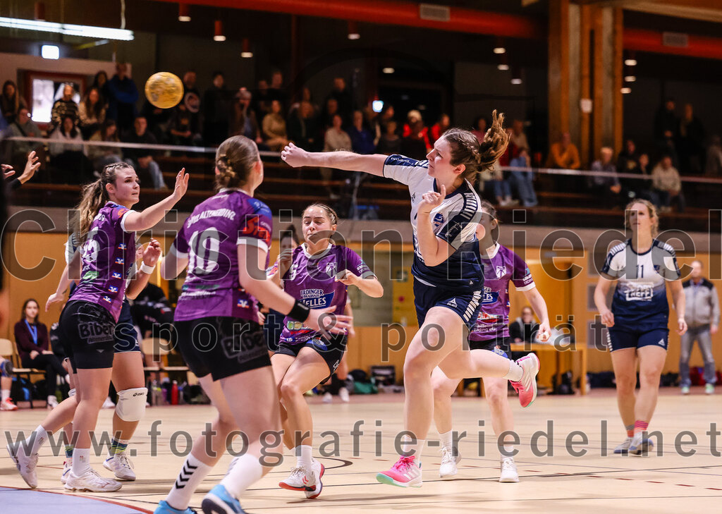 2024-11-24_048_SpVgg_Altenerding_gegen_HC_Donau-Paar_II | Erding, Deutschland, 24.11.2024:Handball, Bezirksoberliga Frauen Altbayern 2024 / 2024, 6. Spieltag, SpVgg Altenerding gegen HC Donau/Paar II, Endergebnis: 24:24Verena Kaiser (SpVgg Altenerding, #55), Line Sophie Malerius (SpVgg Altenerding, #10), Lena Prem (SpVgg Altenerding, #5), Foto: Christian Riedel / fotografie-riedel.net
