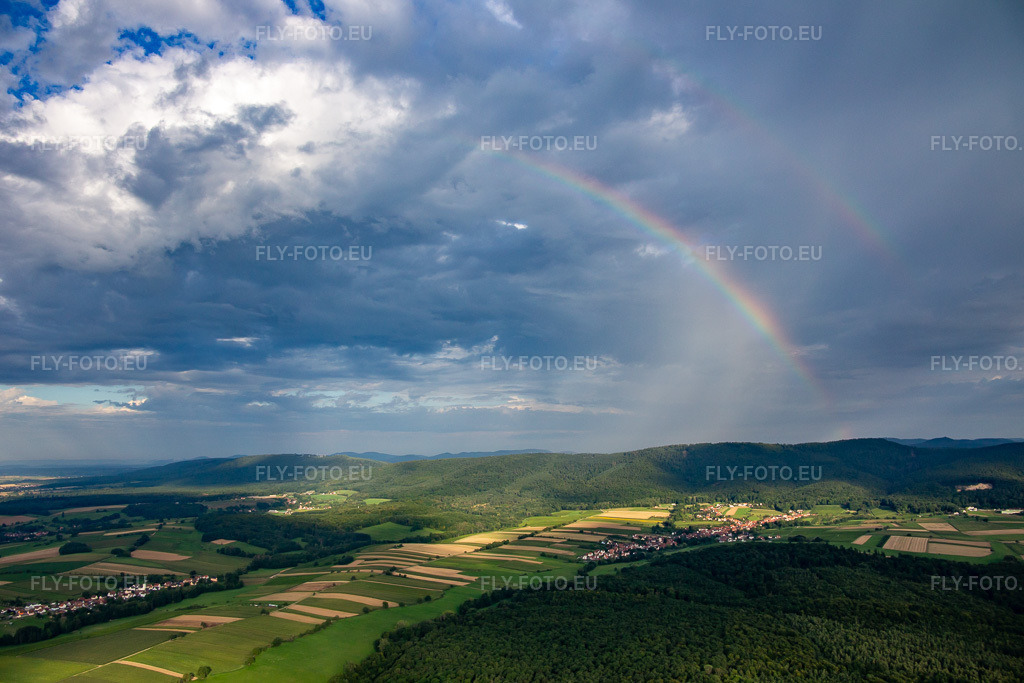 Vue aérienne: Arc-en-ciel à Cleebourg dans le département Bas Rhin, France. Photo: IMG_137711.jpg prise le 12/08/2023 par Werner Riehm/FLY-FOTO.eu – Résolution de l'original: 5345 x 3563 px