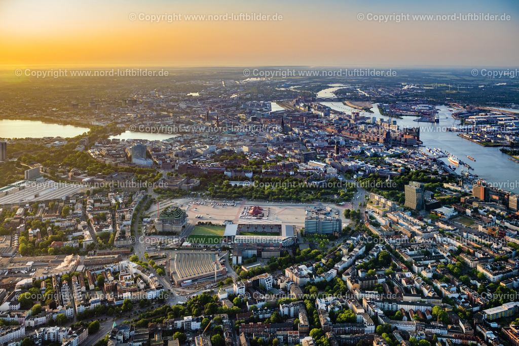 Hamburg_Heiligengeistfeld_Bunker_ELS_3093050623 | HAMBURG 14.04.2024 Baustelle zum Umbau am Bunker- Gebäudekomplex " Medienbunker " an der Feldstraße im Ortsteil Sankt Pauli in Hamburg, Deutschland. Weiterführende Informationen bei: EHP Erste Hanseatische Projektmanagement GmbH,  Hilldegarden e.V.,  Holsteiner Kabel- und Leitungsbau Willi Pohl GmbH & Co. KG,  Ingenieurbau George Bähr GmbH,  PERI GmbH,  Veranstaltungs GbR Wolters/Jähnichen. // Construction site for the conversion of the bunker building complex " Medienbunker " on Feldstrasse in the district of Sankt Pauli in Hamburg, Germany. Further information at: EHP Erste Hanseatische Projektmanagement GmbH,  Hilldegarden e.V.,  Holsteiner Kabel- und Leitungsbau Willi Pohl GmbH & Co. KG,  Ingenieurbau George Baehr GmbH,  PERI GmbH,  Veranstaltungs GbR Wolters/Jaehnichen. Foto: Martin Elsen