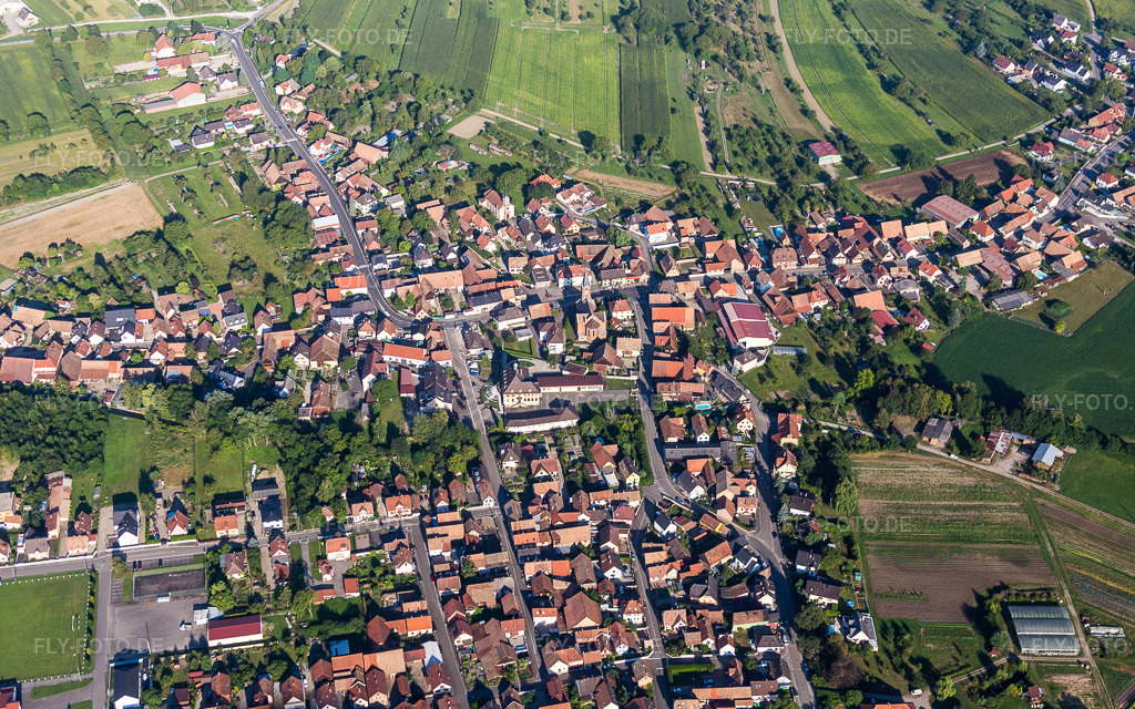 Luftbild: Ortsansicht der Straßen und Häuser der Wohngebiete in Obenheim im Bundesland Bas-Rhin in Frankreich. Foto: IMG_093228.jpg vom 16.08.2016 durch Werner Riehm/FLY-FOTO.de