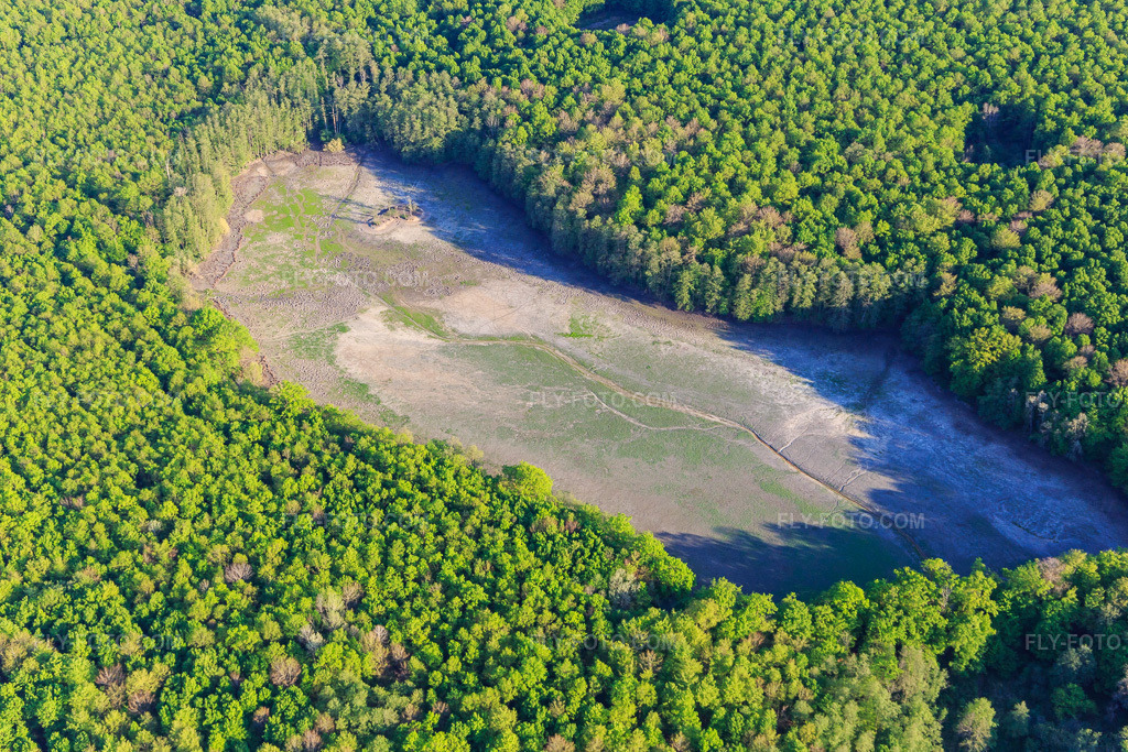 Aerial view: Gross Schwarzweiher without water in Niederstinzel in the state Moselle, France. – Photo: IMG_146140.jpg taken on 05/01/2025 by Werner Riehm/FLY-FOTO.com – Resolution of the original: 5472 x 3648 px