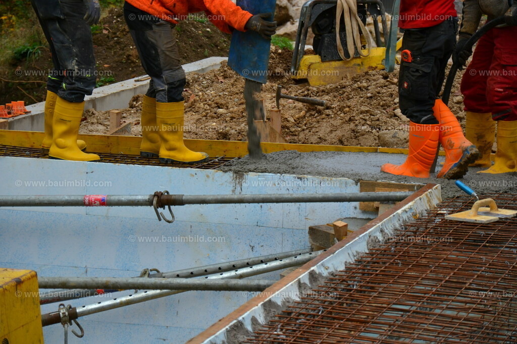 Betonieren mit Schlauchkübel | Arbeiter mit PVC-Schlauch des Betonkübels beim Betonieren