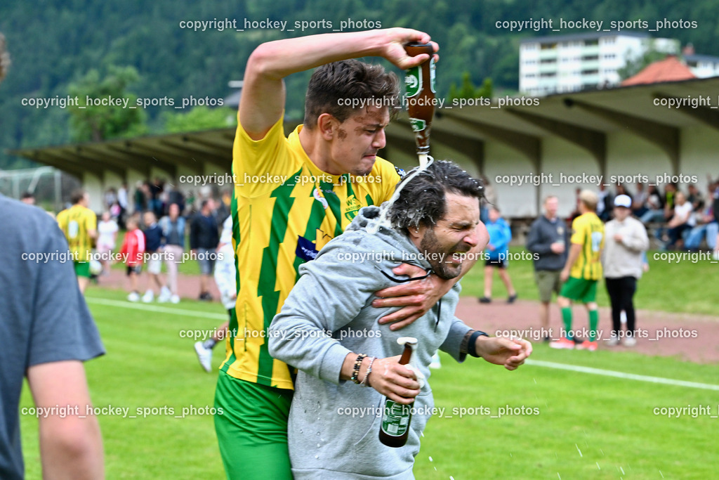 WSG Radenthein vs. St. Michael ob Bleiburg | #20 Mario Patrick Tarmann WSG Radenthein, Headcoach WSG Radenthein Manuel Lips, Bierdusche, Jubel WSG Radenthein, Relegations Feier, WSG Radenthein vs. St. Michael ob Bleiburg, WSG Radenthein vs. St. Michael ob Bleiburg  am 15.06.2024 in Radenthein (Sportplatz Radenthein), Austria, (Photo by Bernd Stefan)