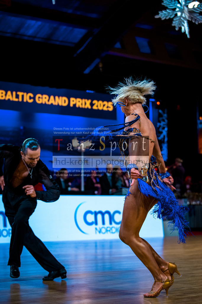 20251213_Baltic-GP_2394-2 | Tanzsportbilder, Standardtanz, Lateintanz, WDSF, DTV, LTVB, dancecomp, goc, hessen tanzt, blaues band der spree, walzer, tango, wiener walzer, slowfox, quickstepp, samba, rumba, cha-cha-cha, paso doble. jive, hd-kroft photography, turniertanzsport