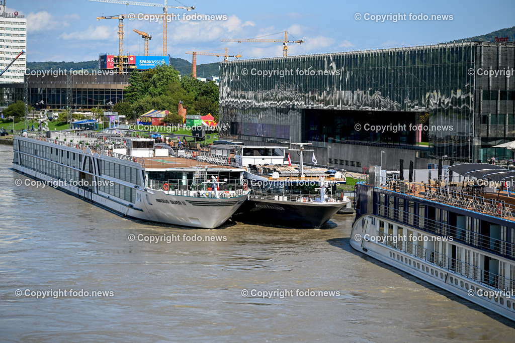Donaulaende_ Schiffsanlegestelle_ Linz _ 31.08.2023-12 | 31.08.2023, Donaulaende Linz, AUT, Schiffsanlegestelle, Tourismus im Bild Kreuzfahrtschiff, Donaukreuzfahrtschiff, Donau, Schifffahrt, Schiffsanlegestelle, Tourismus