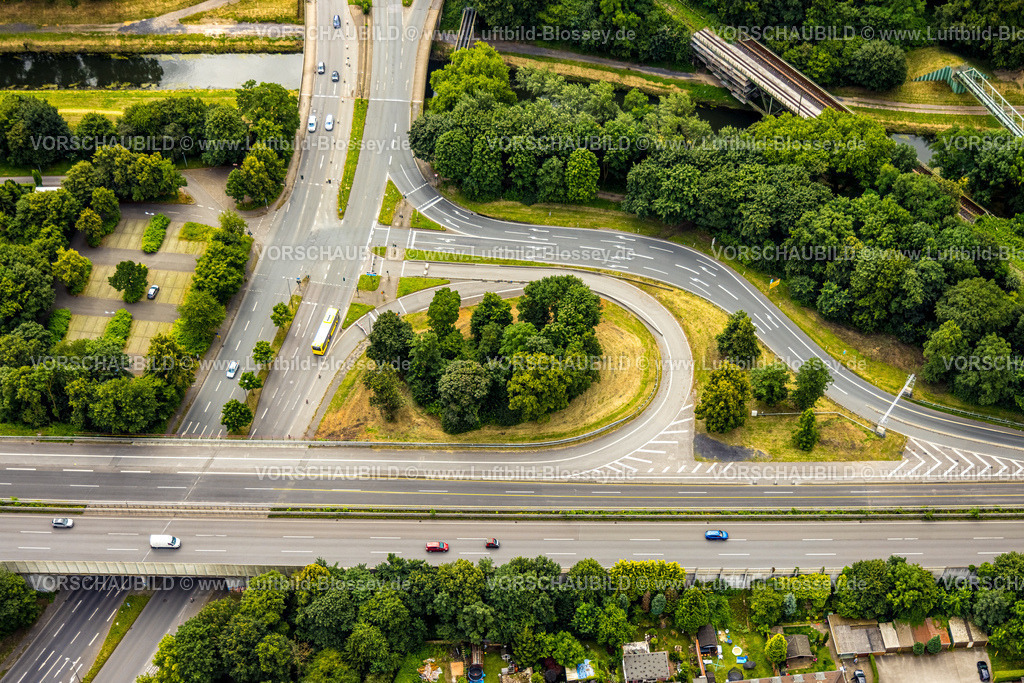 Bottrop240701003 | Luftbild, Autobahn A42 Emscherschnellweg, Anschlussstelle Bottrop-Süd, Fluss Emscher, Süd, Bottrop, Ruhrgebiet, Nordrhein-Westfalen, Deutschland