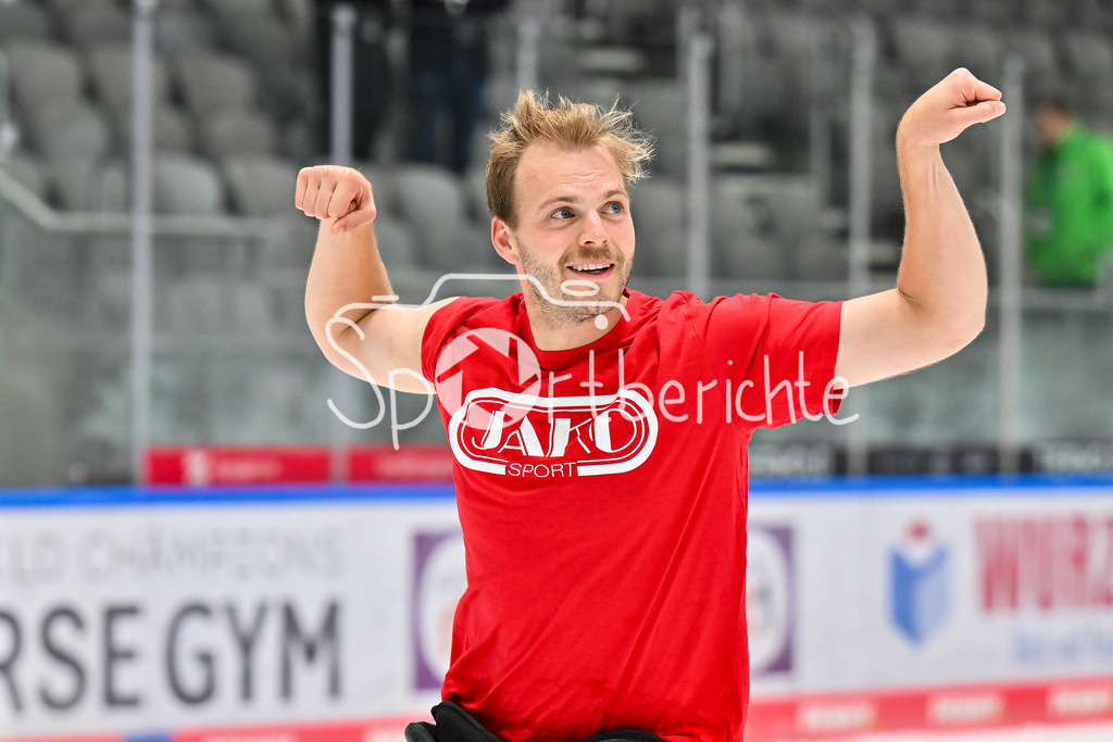 Augsburger Panther - Iserlohn Roosters | Die Augsburger Panther feiern zusammen mit ihren Fans den Heimsieg gegen Iserlohn / Penny DEL: Augsburger Panther - Iserlohn Roosters; Curt Frenzel Stadion am 21.09.2025 / im Bild Michael GARTEIG (Augsburger Panther 34