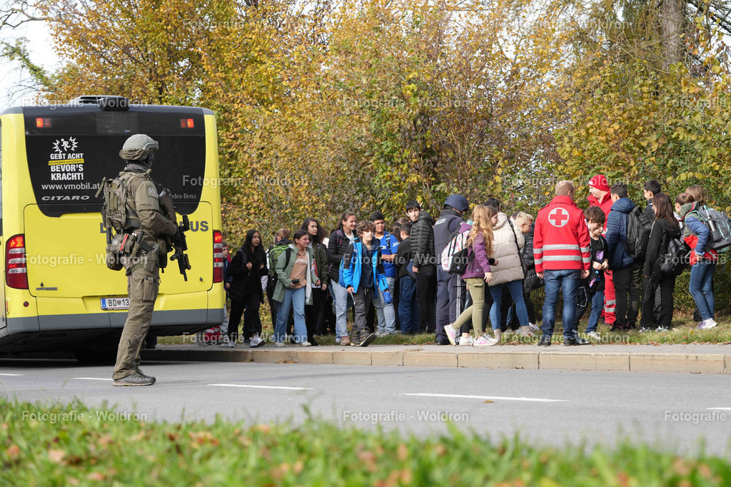 20221111 Amoklauf in Mittelschule Haselstauden | DORNBIRN, OESTERREICH - 11. NOVEMBER: Polizeieinsatz waehrend des Amoklaufs in der Mittelschule Haselstauden in Mittelschule Haselstauden on November 11, 2022 in Dornbirn, Austria.