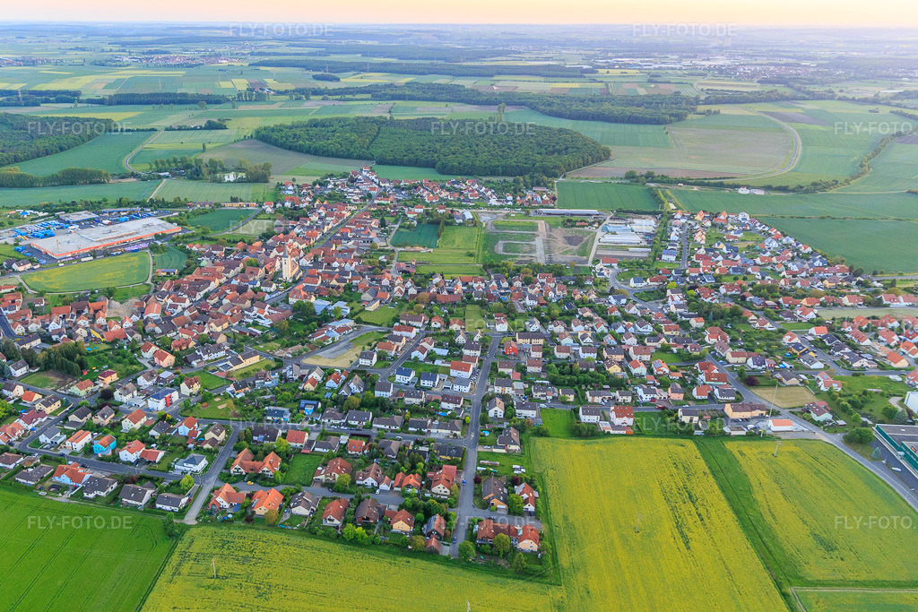 Luftbild: Ortsansicht aus Osten in Grettstadt im Bundesland Bayern in Deutschland. Foto: IMG_100500.jpg vom 27.05.2017 durch Werner Riehm/FLY-FOTO.de