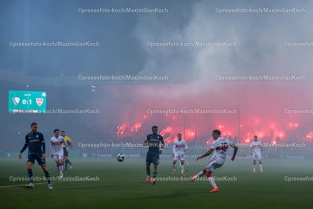 BOC03122501053 | 03.12.2025, Fußball, DFB-Pokal, VfL Bochum - VfB Stuttgart, Achtelfinale, Vonovia Ruhrstadion, Saison 2025 2026: Ultras Fans auf der Tribüne EInsatz von Pyrotechnik . Dichter Rauch und Nebel zieht auf das Spielfeld - Choreografie Choreo Choreography Bengalisches Feuer Bengalos Feuerwerkskörper DFB regulations prohibit any use of photographs as image sequences and or quasi-video.