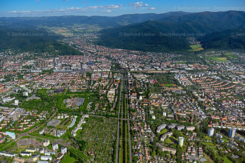 4034097 | WIEHRE 30.06.2020 Stadtgebiet mit von Wald- und Forstflächen umsäumten Außenbezirken und Innenstadtbereich in Wiehre im Bundesland Baden-Württemberg, Deutschland // Urban area with outskirts and inner city area surrounded by woodland and forest areas in Wiehre in the state Baden-Wuerttemberg, Germany Foto: Gerhard Launer