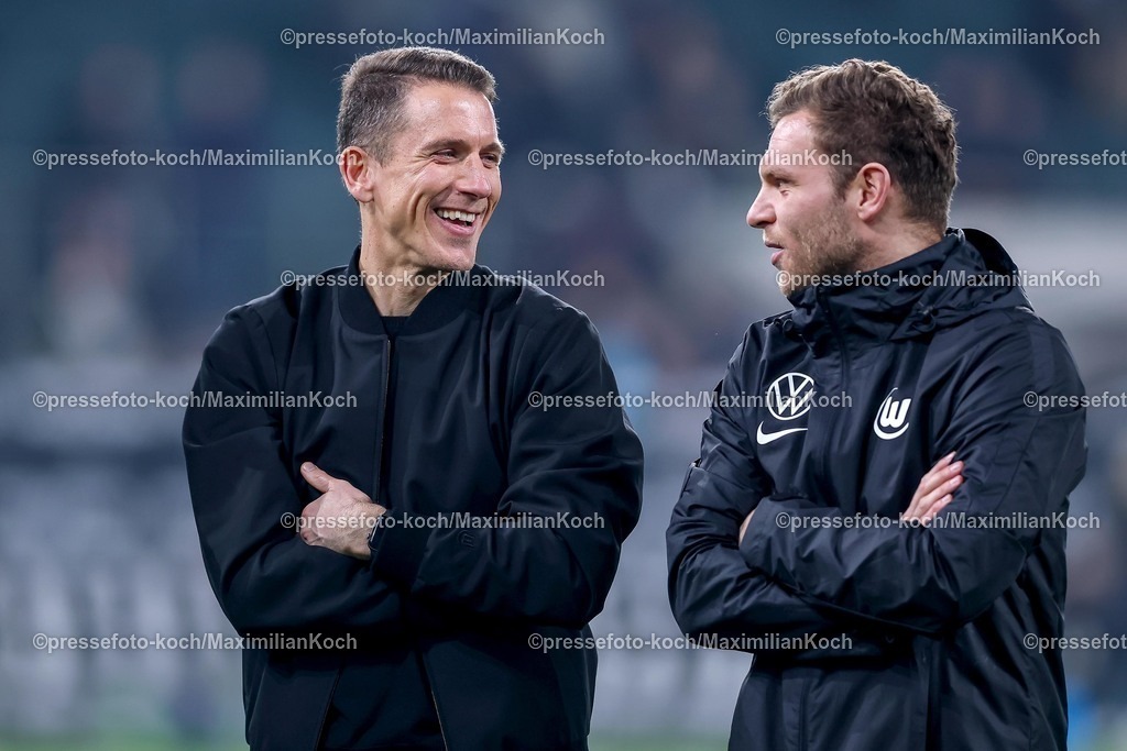 BMG13122502237 | 13.12.2025, Fußball, Borussia Mönchengladbach - VfL Wolfsburg, 1. Fußball Bundesliga, 14.Spieltag, Borussia-Park, Saison 2025 2026: Interimstrainer Daniel Bauer (VfL Wolfsburg #hc) neben Julian Klamt (Co-Trainer Wolfsburg)  DFB regulations prohibit any use of photographs as image sequences and or quasi-video.