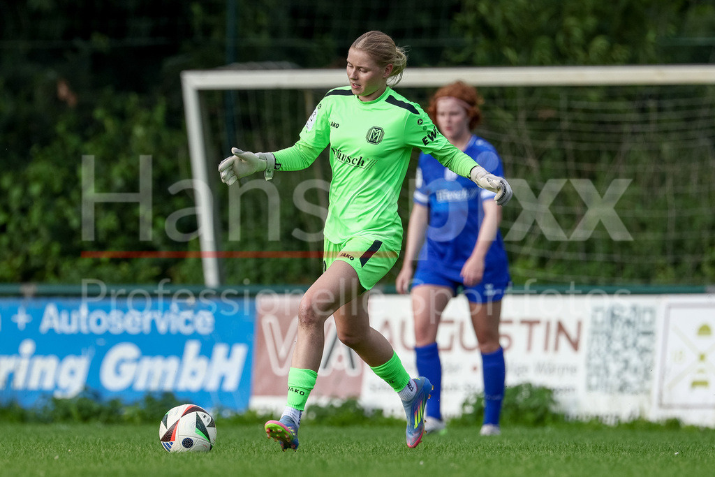 Fussball, Testspiel Frauen, SV Meppen - SpVg Aurich | Carla Steenken (Torhüterin, Torhüter, SV Meppen, 30) am Ball, Einzelbild, Ganzkörper, Aktion, Action, Spielszene