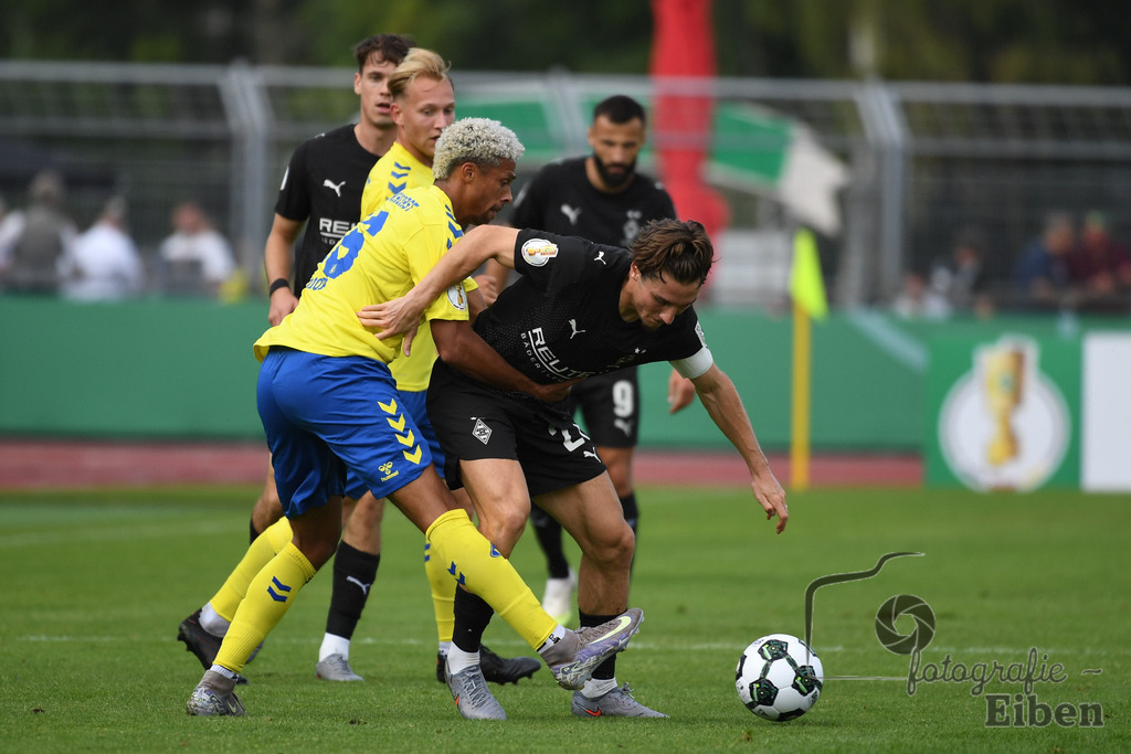 SV Atlas-Delmenhorst-Borussia Mönchengladbach | DFB-Pokal 1. Runde;SV Atlas Delmenhorst (gelb)-Borussia Mönchengladbach (schwarz) am 17.08.2025 in Oldenburg (Marschweg-Stadion), Photo: Philip Eiben 2025 - Realisiert mit Pictrs.com