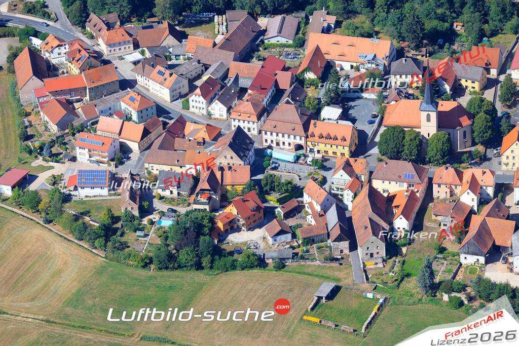 Die Luftaufnahme der Stadt Burgwindheim wurde vom UL-Flugzeug heraus erstellt ( keine Drohne )- hohe Auflösung für beste Qualität