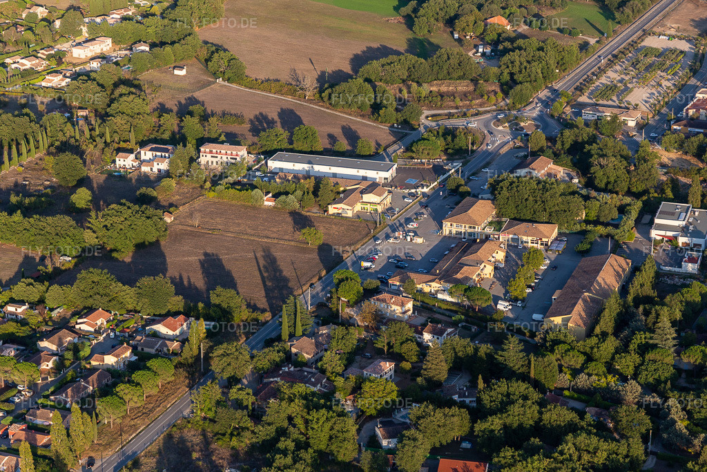 Luftbild: Ortsansicht in Montauroux im Bundesland Var in Frankreich. Foto: IMG_129550.jpg vom 18.09.2021 durch Werner Riehm/FLY-FOTO.de