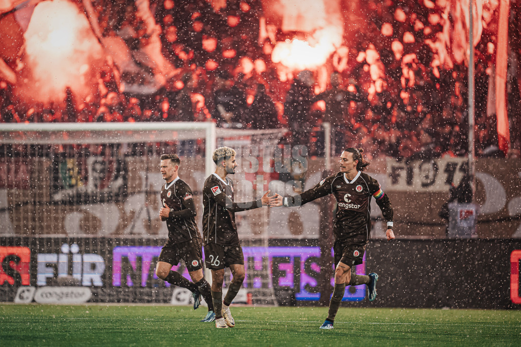 Fußball | Männer | Saison 2023/2024 | 2. Fußball-Bundesliga | 15. Spieltag | FC St. Pauli vs. Hamburger SV | 01.12.2023 | v.l. Elias Saad (#26, FC St. Pauli) und Jackson Irvine (#7, FC St. Pauli) beim Torjubel