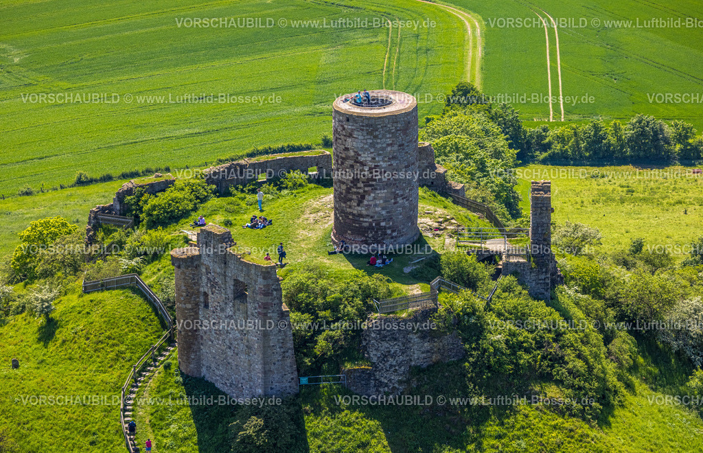Warburg240505007BurgDesenberg | Luftbild, Burg Desenberg auf einem Vulkankegel, historische Sehenswürdigkeit, Ruine einer Höhenburg in der Warburger Börde, Besucher auf der Aussichtsplattform, Daseburg, Warburg, Ostwestfalen, Nordrhein-Westfalen, Deutschland