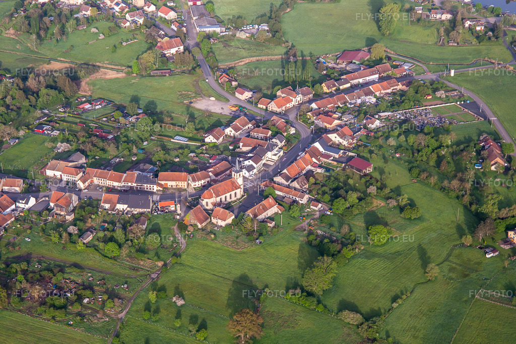 Vue aérienne: Grande Rue à Mittersheim dans le département Moselle, France. Photo: IMG_140597.jpg prise le 01/05/2024 par Werner Riehm/FLY-FOTO.euRésolution de l'original: 5472 x 3648 px