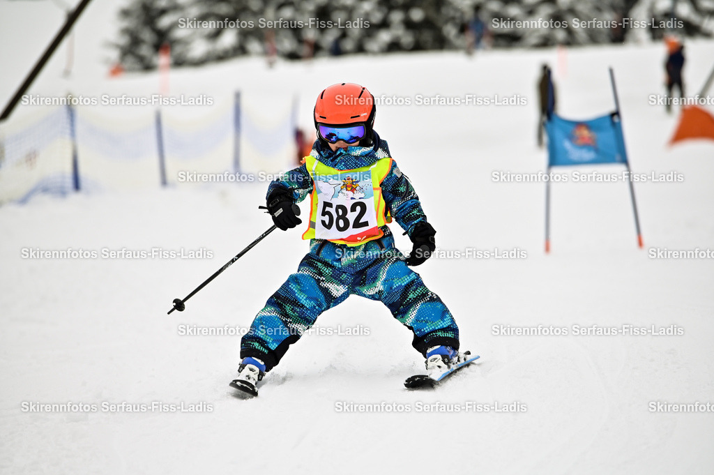 SRF_20.02.2026_0558 | Skirennfotos,Serfaus,Fiss,Ladis,Kinderskirennen,Winter,Tirol,Oberland,skirace,SFL,feelfree,weil wir's genießen,ski,Ski,skifahren,Sonnenplateau, - Realisiert mit Pictrs.com